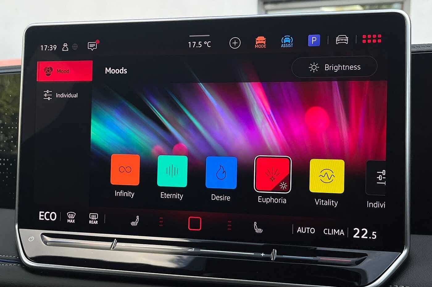 Volkswagen Tiguan 1.5 TSI eHybrid 19.7kWh R-Line SUV 5dr Petrol Plug-in Hybrid DSG Euro 6 (s/s) (2